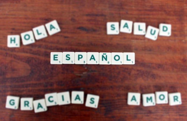 Palabra "Español" formada con piezas del scrabble